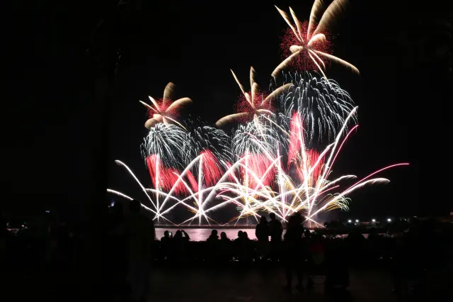 会場はカップルやグループ、家族連れで大賑わいになる