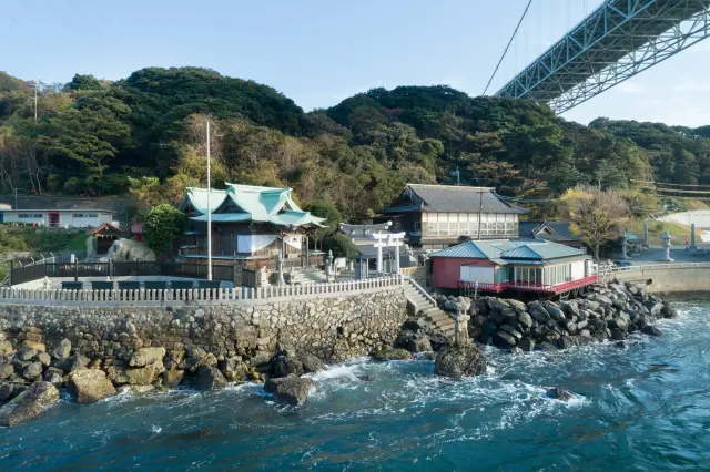 関門海峡に臨む九州最北端の神社 © Takumi Ota