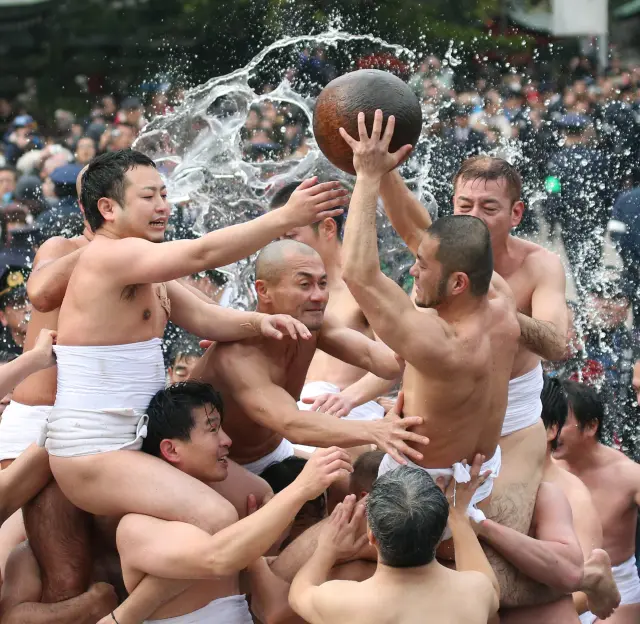 激しい玉の争奪戦に観衆も盛り上がる