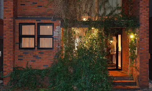 赤レンガ造りが印象的なエクステリア