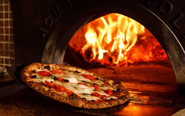 薪窯で焼く香ばしいピッツァ