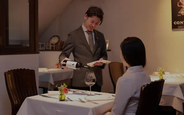 ソムリエが選んだワインとともに美食をどうぞ