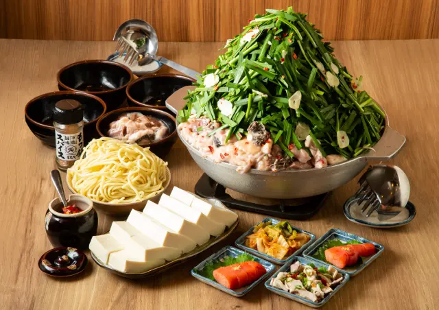 「牛腸鍋滿足套餐（もつ鍋満足コース）」含豆腐半塊和小菜，強棒麵無限供應