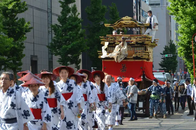 「若宮まつり」2日目は神輿渡御と山車奉曳が行われる