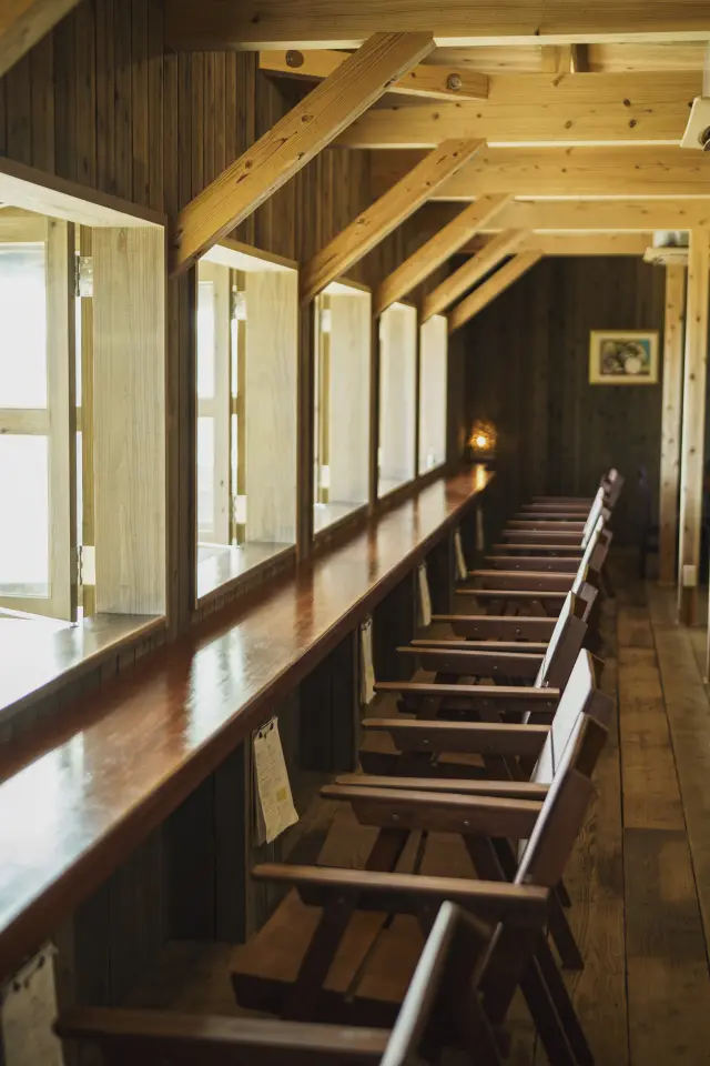 海に向かって座れる窓際のカウンター席