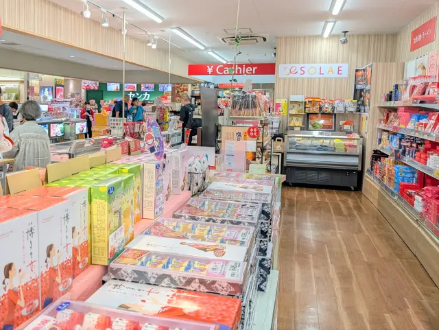 九州の名産品が揃う売店やコンビニ、ドラッグストアも