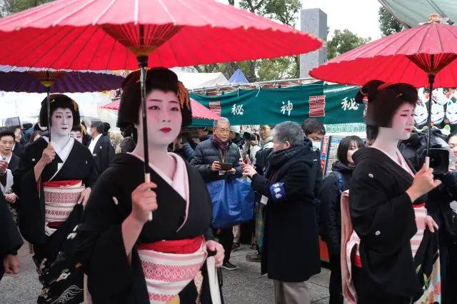 9日には博多券番の芸妓が総出で参拝
