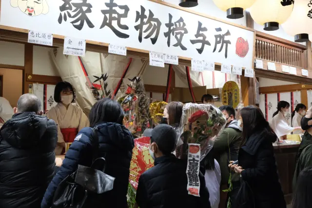 縁起物を求め多くの参拝客が訪れる