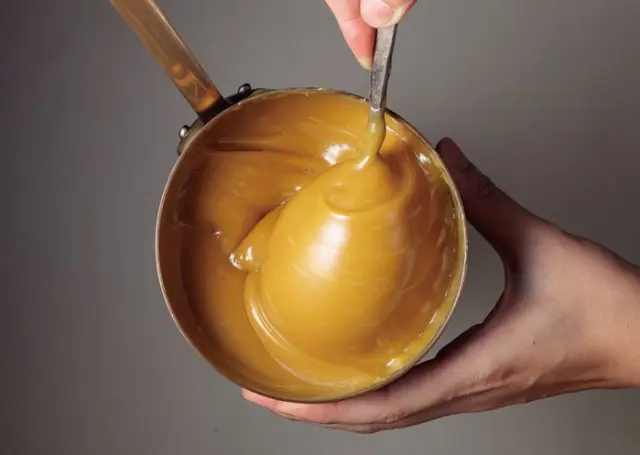 パティシエが銅鍋につきっきりで調理する