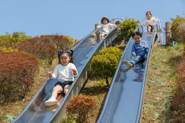 迫力満点のジャンボすべり台は無料で何度も遊べる