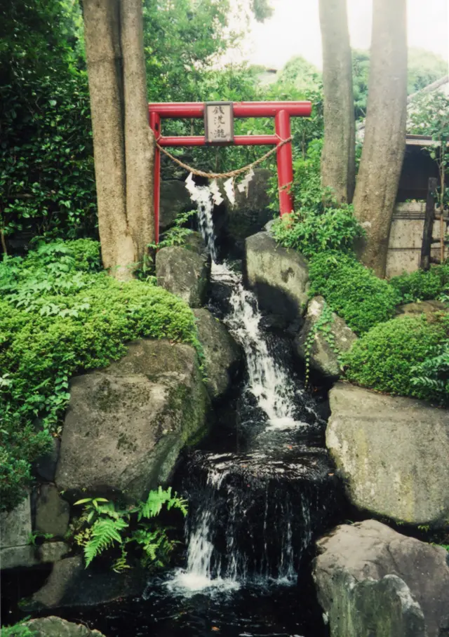 ご本殿の地下から湧出する「金運銭洗いの瀧」