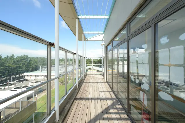 3階には展望デッキもあり、空気の澄んだ晴れた日は富士山を望むことも