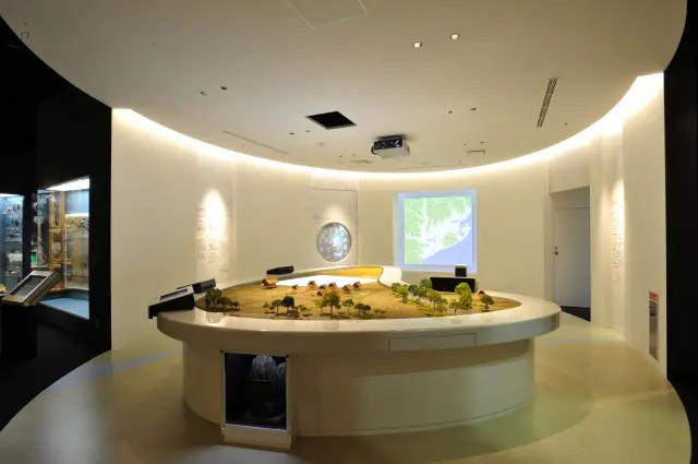 常設展では、登呂ムラを再現したジオラマなどで弥生時代の暮らしをわかりやすく紹介
