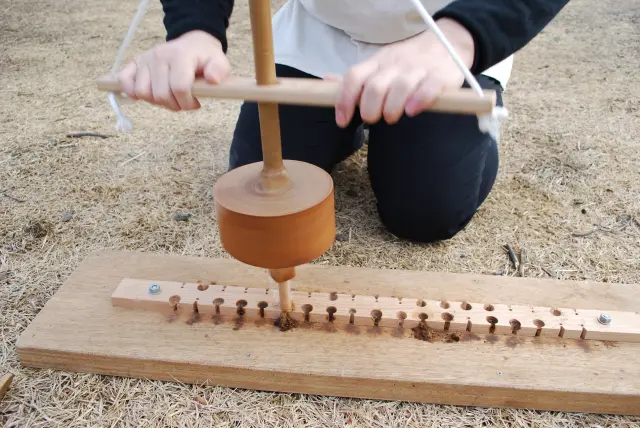 毎日開催される火おこし体験のほか、不定期開催の野外体験も充実