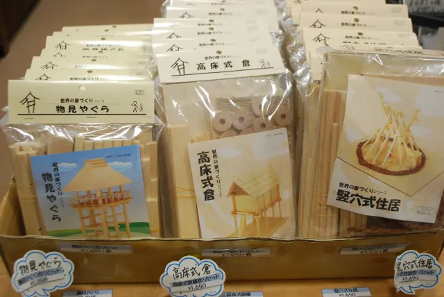 ミュージアムショップ(金〜日、祝日のみ営業)では登呂遺跡や考古学に関連するグッズを販売