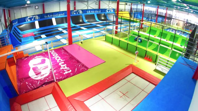 さまざまなトランポリンが並び、初心者から小さな子ども、大人まで幅広く楽しめる
