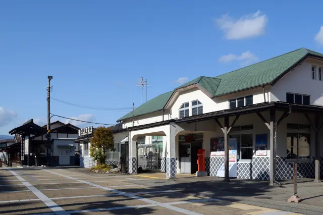 まち並みに調和した、1934年開設の木造駅舎