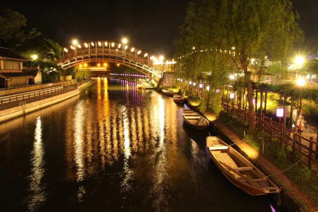 夜間になるとライトアップを実施