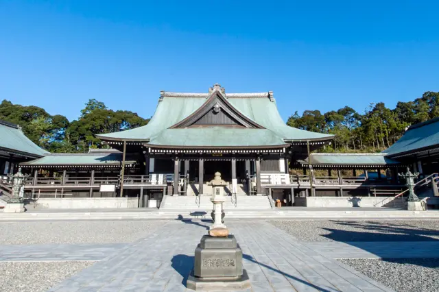 御本尊の厄除正観世音菩薩を安置する法多山本堂