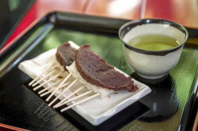 境内の茶屋では名物「厄除団子」がいただけるほかお土産用も販売