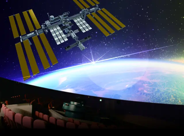 最新のレーザー光源プロジェクターを導入、リアルな宇宙を再現するプラネタリウム