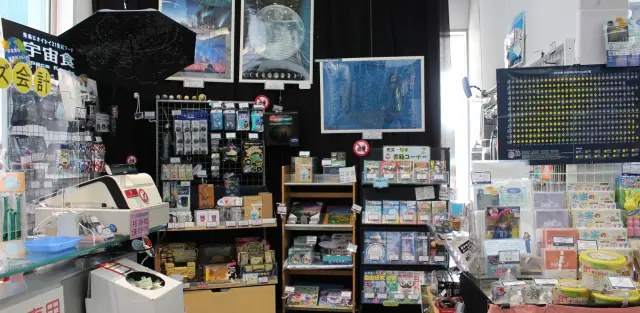 宇宙や科学に関するグッズを販売