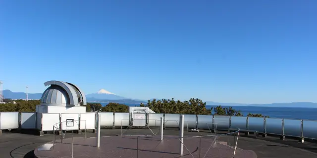 屋上の展望スペースからは富士山や駿河湾、伊豆半島を一望できる