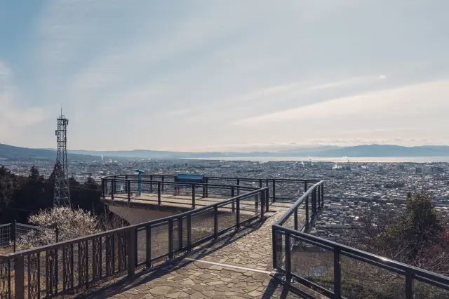 園内には2か所の展望台、張り出し展望デッキが整備されている