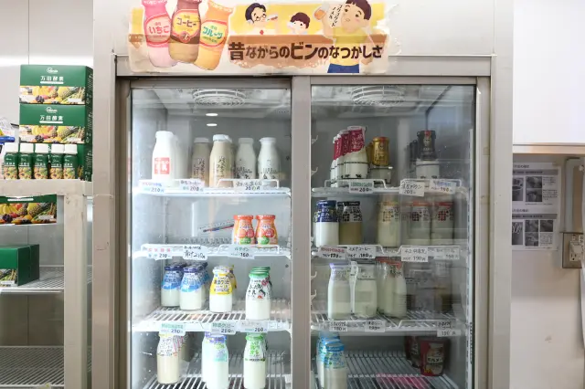 牛乳を含めた瓶入り飲料が約40種類揃う