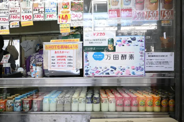 ショーケースの中に牛乳やフレーバーミルクが並ぶ