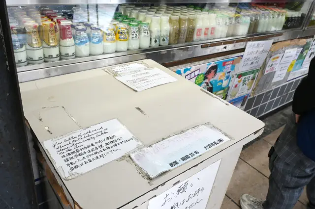 買った牛乳は飲食スペースで飲める