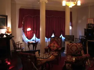 1階リビングルーム。当時の雰囲気を今に伝える