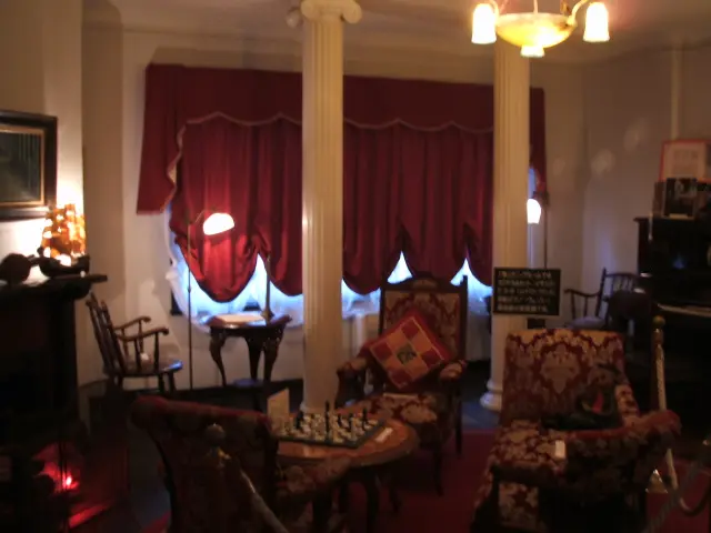 1階リビングルーム。当時の雰囲気を今に伝える