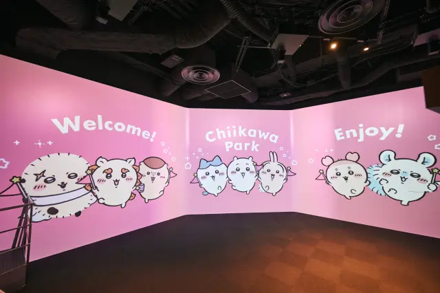 3面シアターで、ちいかわがパークオリジナルのウェルカムムービーを見ることができる