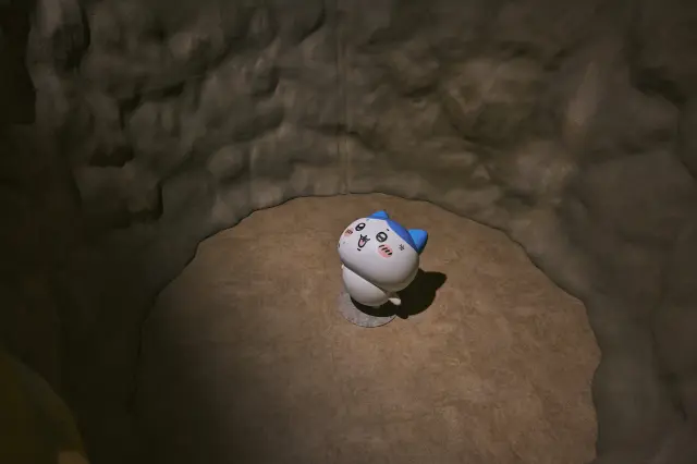 「穴に落ちてしまったハチワレ」では、鏡を使ってハチワレと一緒に写真が撮れる