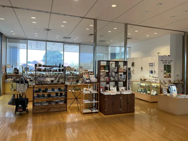 「笠間焼」などが並ぶミュージアムショップ