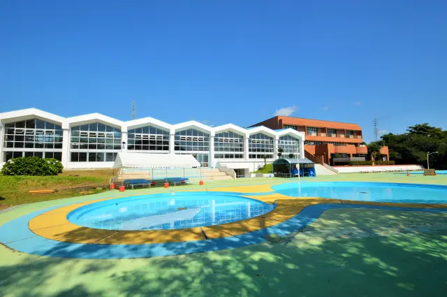 屋外&室内プールを備えた「かみね市民プール」