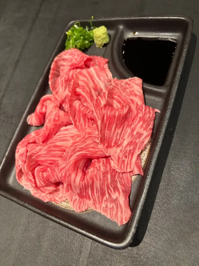 伊賀牛のとろ刺しは柔らかな味わい