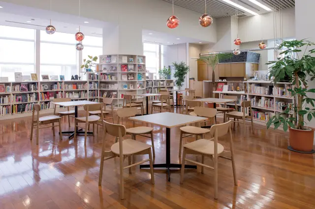 アートや旅に関する書籍約1万冊を揃えるアートカフェ