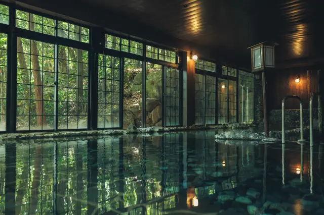 源泉かけ流しの大浴場「次田の湯」