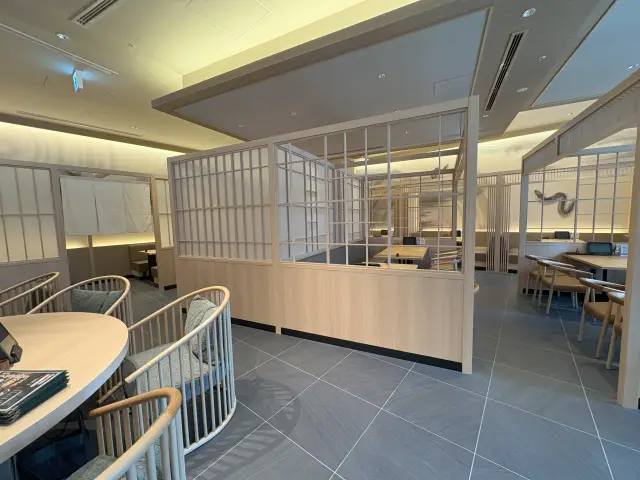 和モダンなデザインの店内は明るい雰囲気