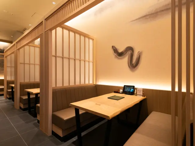 店内はカウンター席や通常のテーブル席のほかに半個室も