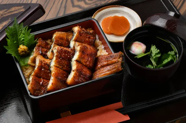 鰻魚重盒的鰻魚份量多到快滿出來