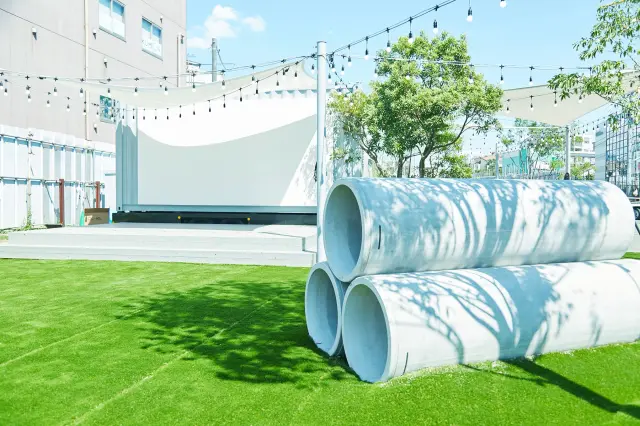 芝生エリアには土管もあり空き地のイメージそのもの