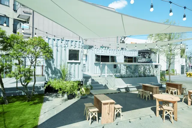 キッチンカーや「空き地カフェ&バー」で購入したものがその場で食べられる