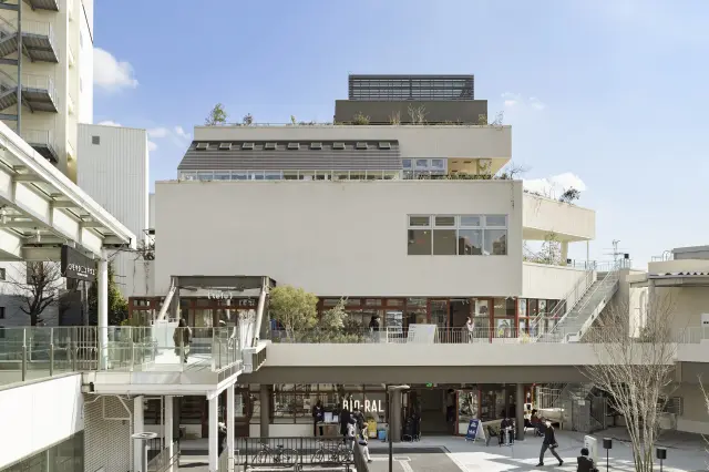 中心となる5F建ての複合施設「(tefu)lounge」