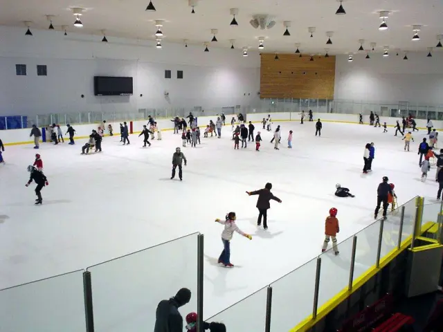 フィギュアなどの競技大会も開催される国際規格のスケートリンク