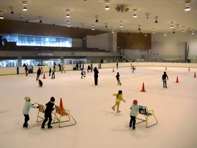 スケート靴の貸出や、ヘルメットやプロテクターの無料貸出もあり初心者でも安心