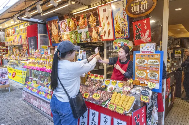 海鮮焼きやスイーツなど食べ歩きメニューも充実