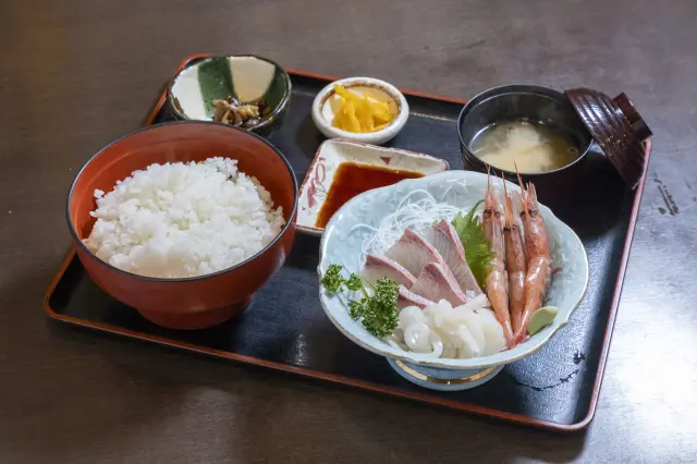 新鮮な魚介類を使った丼や定食を